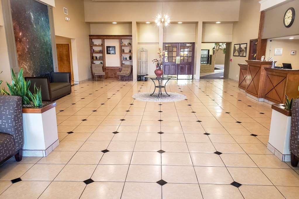 Clarion Inn & Suites Roswell Beltér fotó